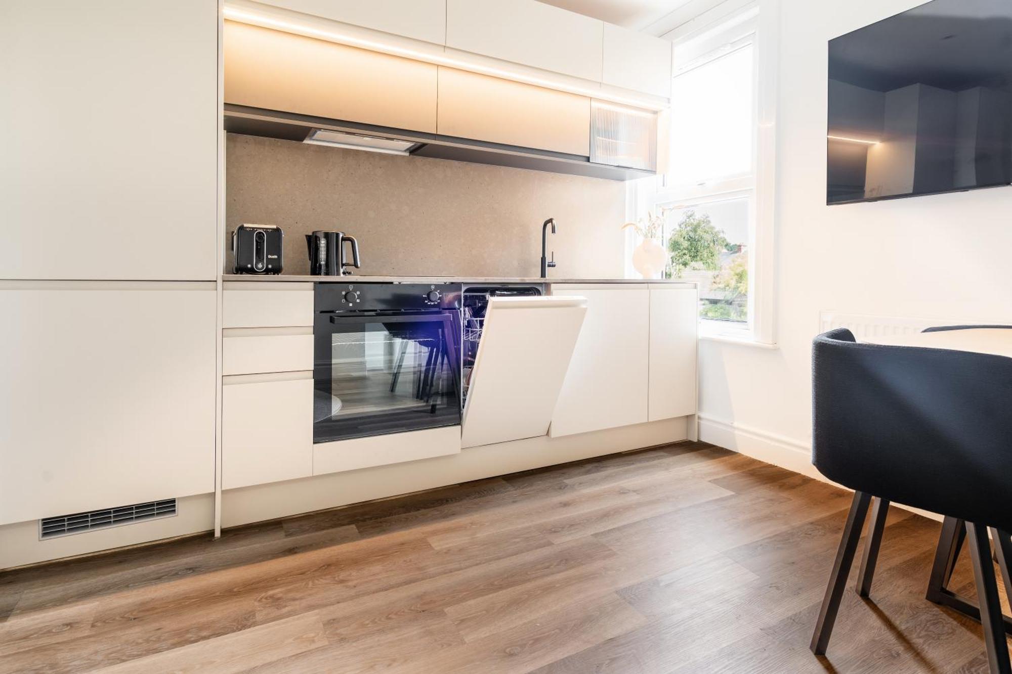 Newly Designed, 2Br Apt, 5Min From Northwood London Tube Station, Nato Hq, Ideal For Wembley, Warner Studio, Contractors Dış mekan fotoğraf