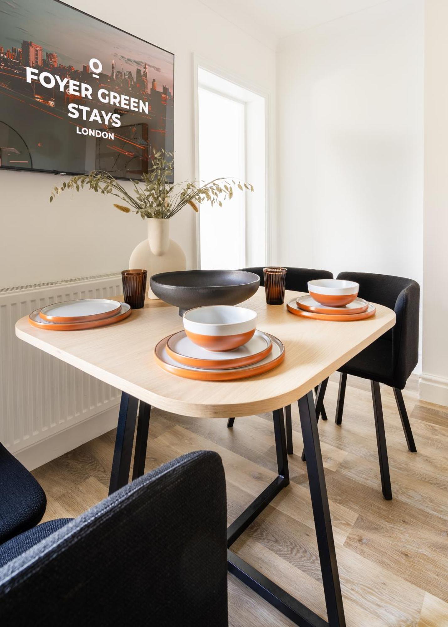 Newly Designed, 2Br Apt, 5Min From Northwood London Tube Station, Nato Hq, Ideal For Wembley, Warner Studio, Contractors Dış mekan fotoğraf