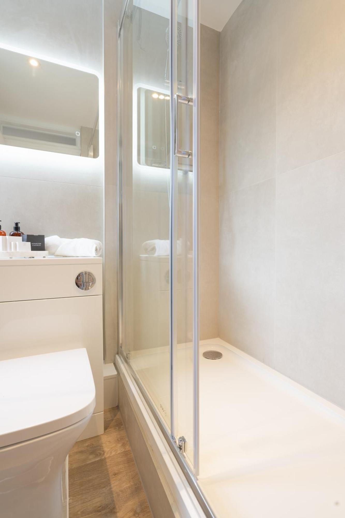 Newly Designed, 2Br Apt, 5Min From Northwood London Tube Station, Nato Hq, Ideal For Wembley, Warner Studio, Contractors Dış mekan fotoğraf