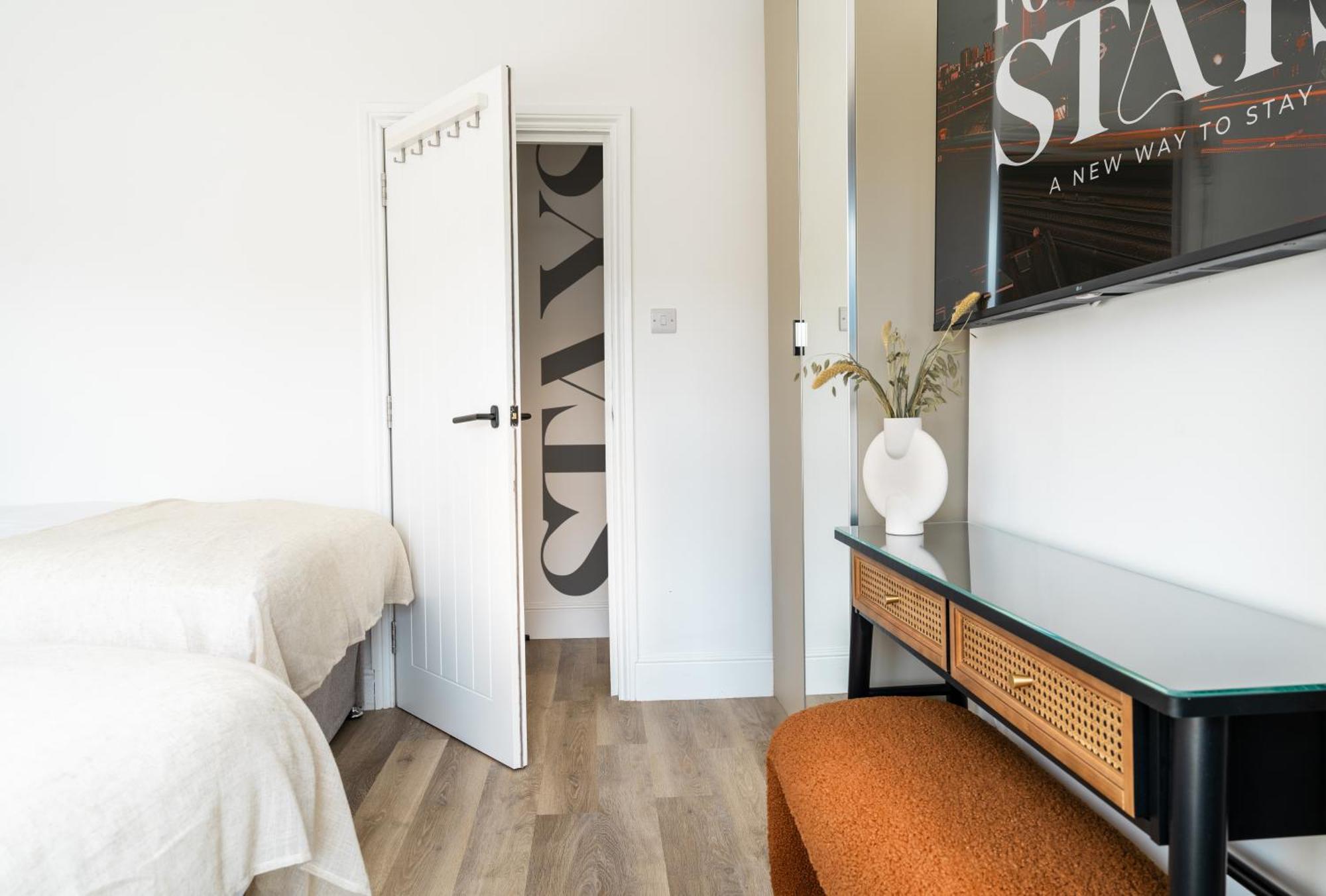 Newly Designed, 2Br Apt, 5Min From Northwood London Tube Station, Nato Hq, Ideal For Wembley, Warner Studio, Contractors Dış mekan fotoğraf